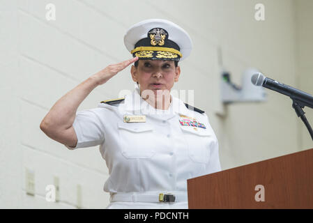 Konteradmiral Tina Davidson, Nurse Corps der US Navy, übernimmt das Kommando über die Marine Medizin Bildung, Ausbildung und Logistik Befehl von Konteradmiral Rebecca Mc Cormick-Boyle bei Joint Base San Antonio-Fort Sam Houston, Texas, Aug 3, 2018. Vice Admiral C. Forrest Faison, III, Surgeon General der Marine, amtiert der altehrwürdigen Zeremonie. (U.S. Air Force Foto von Andrew C. Patterson) Stockfoto