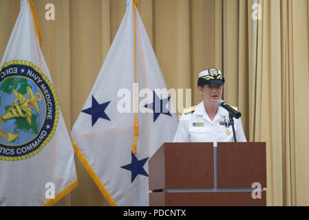 Konteradmiral Tina Davidson, Nurse Corps der US Navy, übernimmt das Kommando über die Marine Medizin Bildung, Ausbildung und Logistik Befehl von Konteradmiral Rebecca Mc Cormick-Boyle bei Joint Base San Antonio-Fort Sam Houston, Texas, Aug 3, 2018. Vice Admiral C. Forrest Faison, III, Surgeon General der Marine, amtiert der altehrwürdigen Zeremonie. (U.S. Air Force Foto von Andrew C. Patterson) Stockfoto