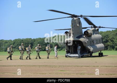 Eine Gruppe von Tschechischen und kanadischen Fallschirmjäger bereiten Sie eine CH-47 Chinook Hubschrauber auf dem Pick Up Zone Board während Leapfest 2018 West Kingston, RI., 5. August 2018. Leapfest ist der größte und am längsten bestehende, internationale statische Linie Fallschirm Training und Wettbewerb veranstaltet vom 56. Truppe den Befehl, Rhode-Island Army National Guard hohe technische Ausbildung zu fördern und Korpsgeist innerhalb der internationalen Gemeinschaft in der Luft. (U.S. Armee Foto: Staff Sgt. Austin Berner) Stockfoto