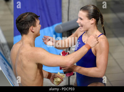 Großbritanniens Ross Haslam und Gnade Reid Umarmung nach der synchronisierten 3m Sprungbrett Mixed Final bei Tag sieben der 2018 europäischen Meisterschaften am Scotstoun Sport Campus, Glasgow. Stockfoto