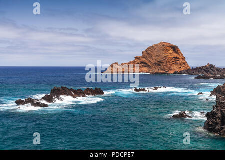 Küstenlandschaft mit Felsen im Wasser des Ozeans. Porto Moniz, der Insel Madeira, Portugal Stockfoto