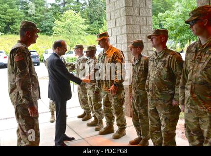 ASHEVILLE, NC - Herr Jordan Gillis, amtierender Stellvertretender Sekretär der Armee für Anlagen, Energie und Umwelt, kommt zu den N.C. Asheville National Guard Armory an die FMS #1 Team mit dem Sekretär der Armee Environmental Award am 3. August 2018 vorlegen. Der Sekretär der Armee Umweltpreise stellt die höchste Auszeichnung auf dem Gebiet der Umweltwissenschaften und Nachhaltigkeit durch die Armee vorgestellt. Stockfoto