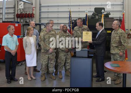 ASHEVILLE, NC - Herr Jordan Gillis, amtierender Stellvertretender Sekretär der Armee für Anlagen, Energie und Umwelt, stellt die FMS #1 Team mit dem Sekretär der Armee Environmental Award am 3. August 2018. Der Sekretär der Armee Umweltpreise stellt die höchste Auszeichnung auf dem Gebiet der Umweltwissenschaften und Nachhaltigkeit durch die Armee vorgestellt. Stockfoto