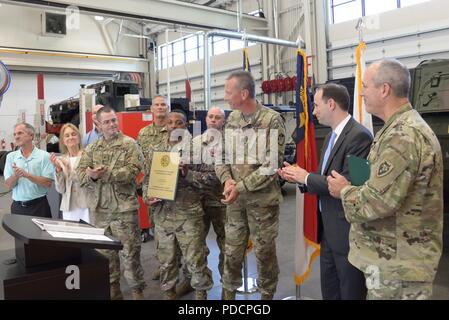 ASHEVILLE, NC - Herr Jordan Gillis, amtierender Stellvertretender Sekretär der Armee für Anlagen, Energie und Umwelt, stellt die FMS #1 Team mit dem Sekretär der Armee Environmental Award am 3. August 2018. Der Sekretär der Armee Umweltpreise stellt die höchste Auszeichnung auf dem Gebiet der Umweltwissenschaften und Nachhaltigkeit durch die Armee vorgestellt. Stockfoto