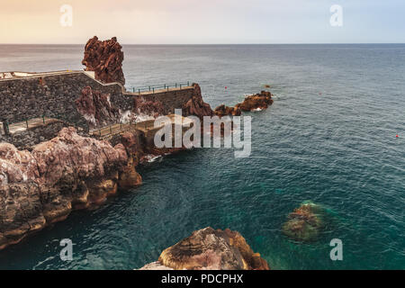 Alte Stein Pier in Ponta Sol, Insel Madeira, Portugal Stockfoto