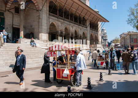 ISTANBUL, Türkei - April 30: ein reger Handel auf dem Platz vor der berühmten Neue Moschee in Istanbul zieht viele Einheimische und Touristen am 30. April Stockfoto