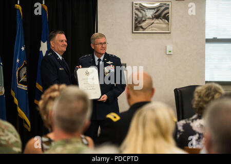 Generalleutnant Marshall B. Webb (links), Kommandant des Air Force Special Operations Command (AFSOC), Hurlbert Field, Florida, stellt eine Bescheinigung über die Pensionierung zu Generalmajor Gregor L. Ferguson, Air National Guard Assistentin der Kommandant, AFSOC, während Ferguson Ruhestand Zeremonie an Will Rogers Air National Guard Base in Oklahoma City, Nov. 4, 2018. Ferguson zieht sich nach mehr als 36 Jahren Service, von denen 33 an Will Rogers Air National Guard Base serviert wurden, bevor sie zu AFSOC. (U.S. Air National Guard Foto: Staff Sgt. Tyler Woodward) Stockfoto