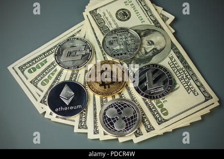 Münzen verschiedener crypto-Währungen mit Dollar. Stockfoto