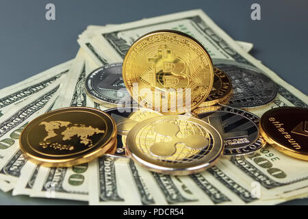 Münzen verschiedener crypto-Währungen mit Dollar. Stockfoto