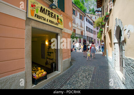 Gasse in Limone, Limone sul Garda, Gardasee, Lombardei, Italien | Gasse in Limone, Limone sul Garda, Gardasee, Lombardei, Italien Stockfoto