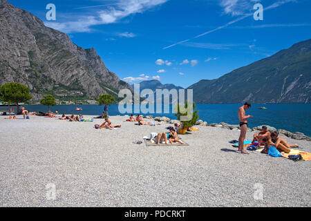 Die Leute am Strand von Limone, Limone sul Garda, Gardasee, Lombardei, Italien Stockfoto