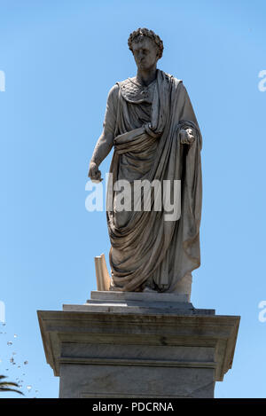 Statue von Napoleon Bonaparte gekleidet wie ein römischer Kaiser rund vier Brunnen Lions um den Springbrunnen in Place de Marechal Foch in der Alten Stockfoto