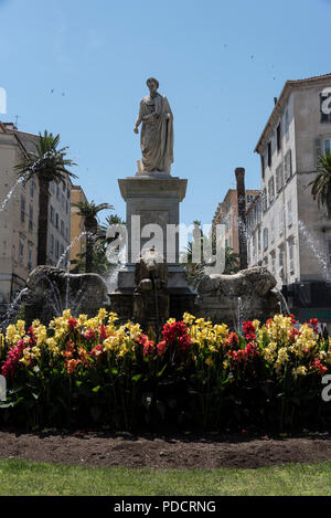 Statue von Napoleon Bonaparte gekleidet wie ein römischer Kaiser rund vier Brunnen Lions um den Springbrunnen in Place de Marechal Foch in der Alten Stockfoto