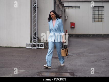 Mailand - 22. FEBRUAR 2018: Fashion Blogger und das Modell in der Straße nach LES COPINS Modenschau, während Mailand Fash Stockfoto