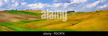 Beeindruckende Herbst Landschaft, Panoramaaussicht, in der Toskana, Italien. Stockfoto