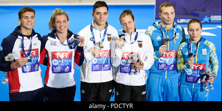 Großbritanniens Ross Haslam und Gnade Reid (Silber) Deutschlands Lou Massenberg und Tina Punzel (Gold) und der Ukraine, die Stanislav Oliferchyk (Bronze) auf dem Podium für die Gemischten Sychronised 3m Sprungbrett am Tag sieben der 2018 europäischen Meisterschaften am Scotstoun Sport Campus, Glasgow. Stockfoto