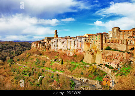 Schöne Pitigliano Dorf über Sonnenuntergang, Toskana, Italien. Stockfoto