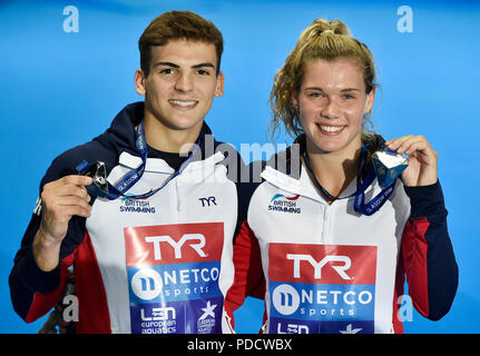 Großbritanniens Ross Haslam und Gnade Reid (Silber) auf dem Podium für die Gemischten Sychronised 3m Sprungbrett während Tag sieben der Europäischen Meisterschaften 2018 im Royal Commonwealth Pool Edinburgh. Stockfoto