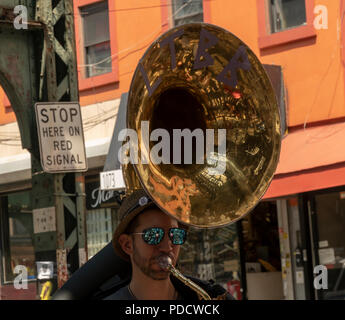 Die 'L-Zug Brass Band" führt unter der Hochbahn auf dem Broadway Bushwick Nachbarschaft von New York während der "Block Party" am Broadway Street Fair am Sonntag, den 5. August 2018. Die Messe, die vom Broadway Merchants Association gesponsert und ist eine Reaktion auf die K2 Epidemie, die der Broadway Flur getätigt hat und bemüht sich, die Menschen zurück zu holen. (© Richard B. Levine) Stockfoto