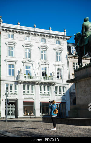 Rückansicht der jungen Frau mit der Kamera fotografieren, historischen Gebäude in Kopenhagen, Dänemark. Stockfoto