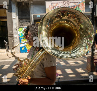 Die 'L-Zug Brass Band" führt unter der Hochbahn auf dem Broadway Bushwick Nachbarschaft von New York während der "Block Party" am Broadway Street Fair am Sonntag, den 5. August 2018. Die Messe, die vom Broadway Merchants Association gesponsert und ist eine Reaktion auf die K2 Epidemie, die der Broadway Flur getätigt hat und bemüht sich, die Menschen zurück zu holen. (Â© Richard B. Levine) Stockfoto