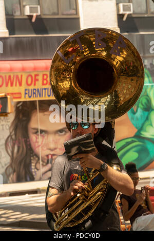 Die 'L-Zug Brass Band" führt unter der Hochbahn auf dem Broadway Bushwick Nachbarschaft von New York während der "Block Party" am Broadway Street Fair am Sonntag, den 5. August 2018. Die Messe, die vom Broadway Merchants Association gesponsert und ist eine Reaktion auf die K2 Epidemie, die der Broadway Flur getätigt hat und bemüht sich, die Menschen zurück zu holen. (© Richard B. Levine) Stockfoto