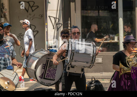 Die 'L-Zug Brass Band" führt unter der Hochbahn auf dem Broadway Bushwick Nachbarschaft von New York während der "Block Party" am Broadway Street Fair am Sonntag, den 5. August 2018. Die Messe, die vom Broadway Merchants Association gesponsert und ist eine Reaktion auf die K2 Epidemie, die der Broadway Flur getätigt hat und bemüht sich, die Menschen zurück zu holen. (© Richard B. Levine) Stockfoto