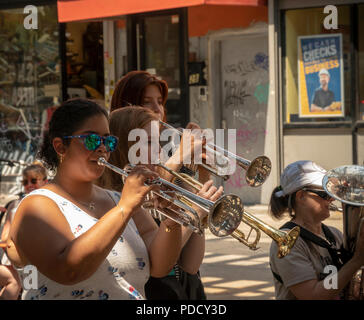 Die 'L-Zug Brass Band" führt unter der Hochbahn auf dem Broadway Bushwick Nachbarschaft von New York während der "Block Party" am Broadway Street Fair am Sonntag, den 5. August 2018. Die Messe, die vom Broadway Merchants Association gesponsert und ist eine Reaktion auf die K2 Epidemie, die der Broadway Flur getätigt hat und bemüht sich, die Menschen zurück zu holen. (© Richard B. Levine) Stockfoto