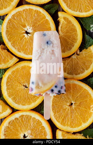 Blick von oben auf die Gourmet hausgemachtes Eis mit Früchten und Beeren auf orange Scheiben Stockfoto