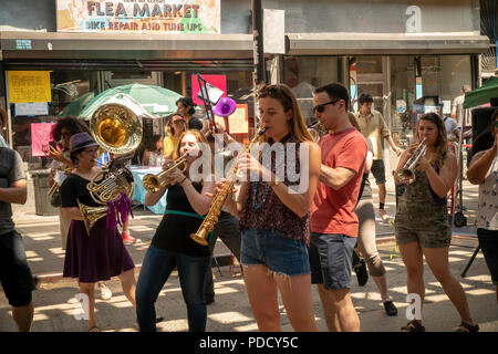 Die 'L-Zug Brass Band" führt unter der Hochbahn auf dem Broadway Bushwick Nachbarschaft von New York während der "Block Party" am Broadway Street Fair am Sonntag, den 5. August 2018. Die Messe, die vom Broadway Merchants Association gesponsert und ist eine Reaktion auf die K2 Epidemie, die der Broadway Flur getätigt hat und bemüht sich, die Menschen zurück zu holen. (Â© Richard B. Levine) Stockfoto