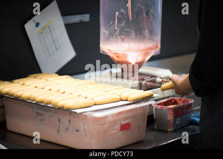 Die bunten eclairs an L'Eclair de Genie Küche Labor in Paris, Frankreich Stockfoto