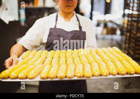 Die bunten eclairs an L'Eclair de Genie Küche Labor in Paris, Frankreich Stockfoto