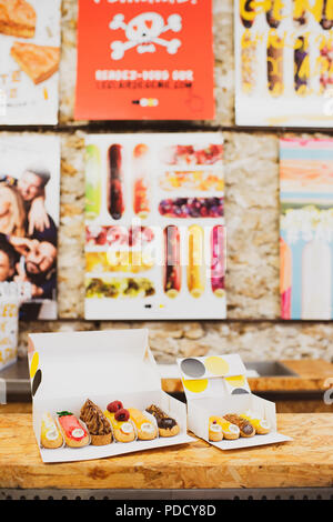 Die bunten eclairs im L'Eclair de Genie in Paris, Frankreich Stockfoto