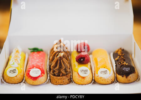 Die bunten eclairs im L'Eclair de Genie in Paris, Frankreich Stockfoto