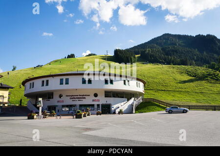SAALBACH - Hinterglemm, Österreich - 20. JUNI 2018: Alpen Berge Landschaft mit Zwolferkogel Talstation Seilbahn am 20. Juni 2018 in Saalba Stockfoto