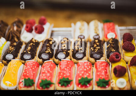 Die bunten eclairs im L'Eclair de Genie in Paris, Frankreich Stockfoto