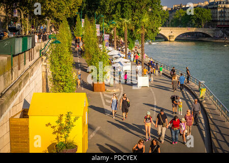 Der Parc Rives de seine ist ein beliebter Ort für Touristen und Einheimische, um am späten Nachmittag im Sommer bei den Pariser Plagen an der seine zu spazieren. Stockfoto