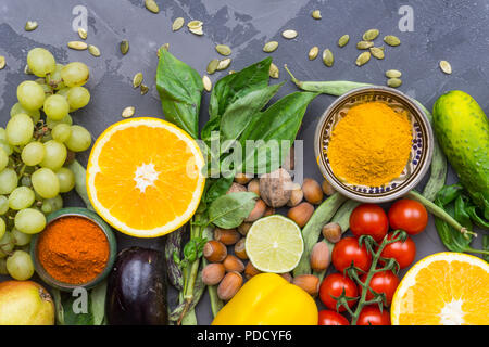 Gesundes essen Hintergrund, Rahmen von Bio-lebensmitteln. Zutaten für gesundes Kochen: Gemüse, Früchte, Nüsse, Gewürze Stockfoto