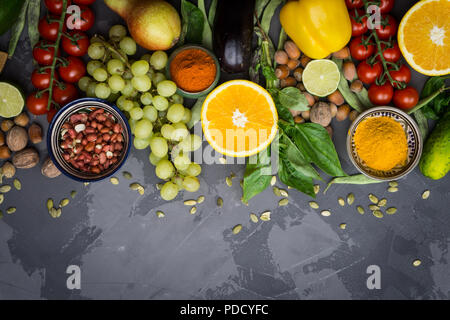 Gesundes essen Hintergrund, Rahmen von Bio-lebensmitteln. Zutaten für gesundes Kochen: Gemüse, Früchte, Nüsse, Gewürze Stockfoto