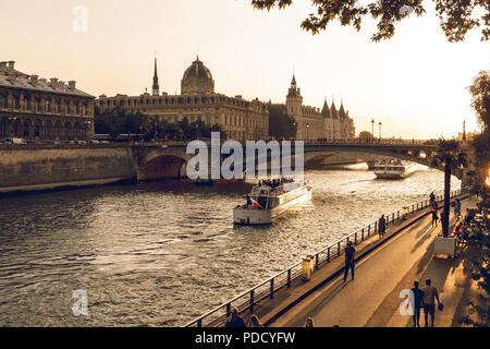 Der Parc Rives de seine ist ein beliebter Ort für Touristen und Einheimische, um am späten Nachmittag im Sommer an der seine zu spazieren. Stockfoto