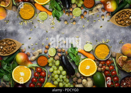 Gesundes essen Hintergrund, Rahmen von Bio-lebensmitteln. Zutaten für gesundes Kochen: Gemüse, Früchte, Nüsse, Gewürze Stockfoto