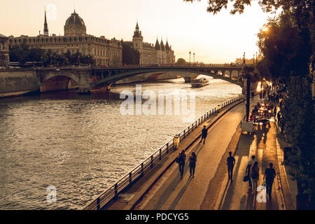 Der Parc Rives de seine ist ein beliebter Ort für Touristen und Einheimische, um am späten Nachmittag im Sommer an der seine zu spazieren. Stockfoto