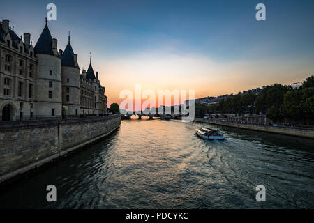 Sonnenuntergang an der seine und der Conciergerie in Paris, Frankreich Stockfoto