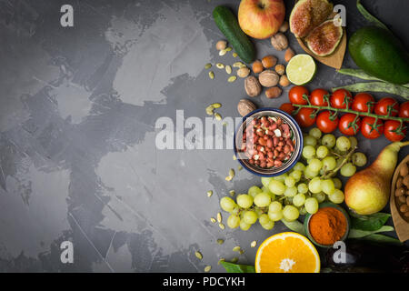 Gesundes essen Hintergrund, Rahmen von Bio-lebensmitteln. Zutaten für gesundes Kochen: Gemüse, Früchte, Nüsse, Gewürze Stockfoto