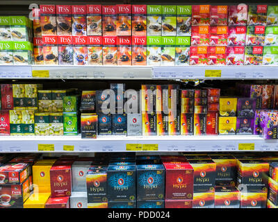 Gryazi, Russland - Juli 29. 2018. Verpackung mit Tee in Liniya store Stockfoto