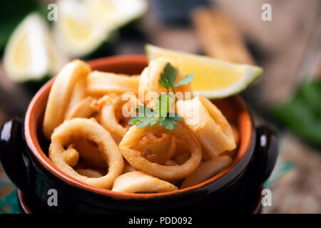 Frittierte calamari Squid serviert auf einem auflauf Pan Stockfoto