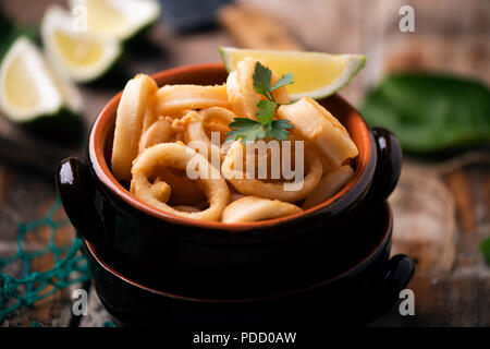 Frittierte calamari Squid serviert auf einem auflauf Pan Stockfoto