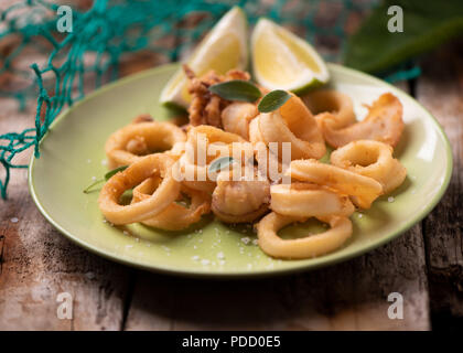 Golden gebratene Calamari squid sreved auf einer Platte Stockfoto