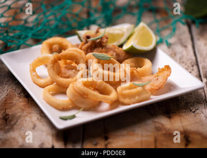 Golden gebratene Calamari squid sreved auf einer Platte Stockfoto