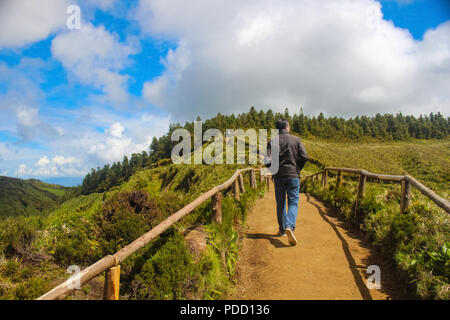 2 blaue und grüne Seen im Krater des schlafenden Vulkan auf der portugiesischen Inselgruppe der Azoren liegt. Es ist ein sauberes Süßwasser Quelle in t Stockfoto